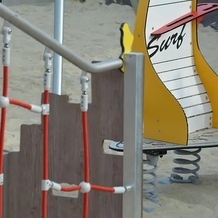 Mobil-home Grand Confort 4 Pers. A 200m De La Avec Piscine Chauffee Et Parking - Fr-1-361a-15